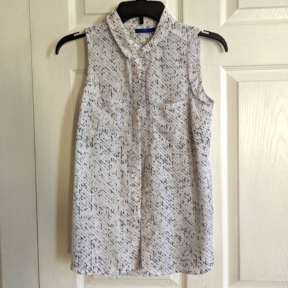 Sleeveless collared button top